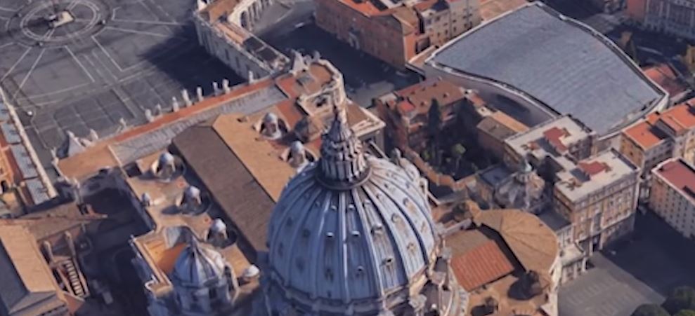 залата за конференции и на римския папа прилича на рептил
