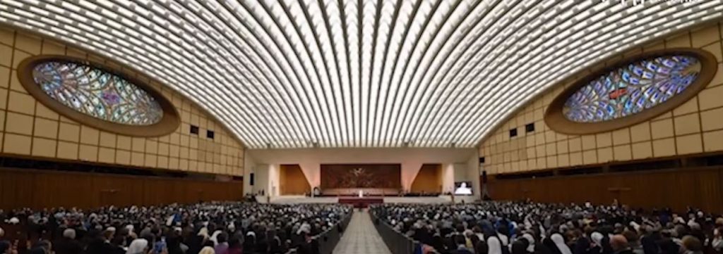 папата в залата за конференции