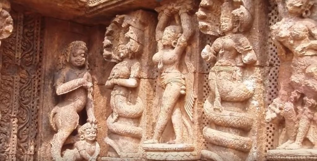 индийски храм с хора-змии