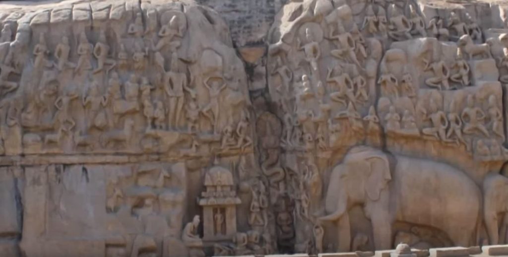 древен храм в Индия - виждате по средата НАГА- човек- Змия