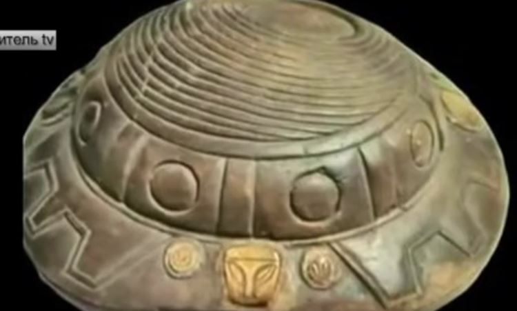 древен артефакт прилича на летяща чиния с рептилска глава