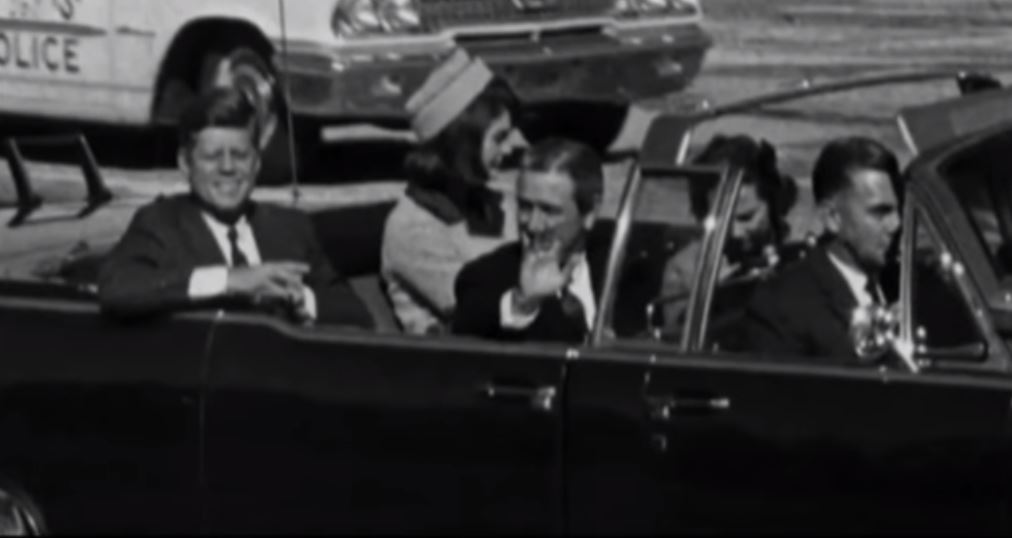видео кадри преди смъртта на Кенеди покават две жени и 6 човека в лимузината