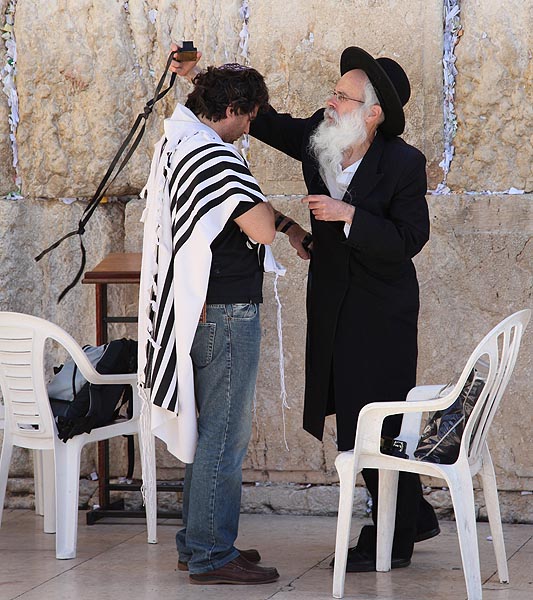 поставяне на тефилина преди молитва пред стената на плача в Йерусалим